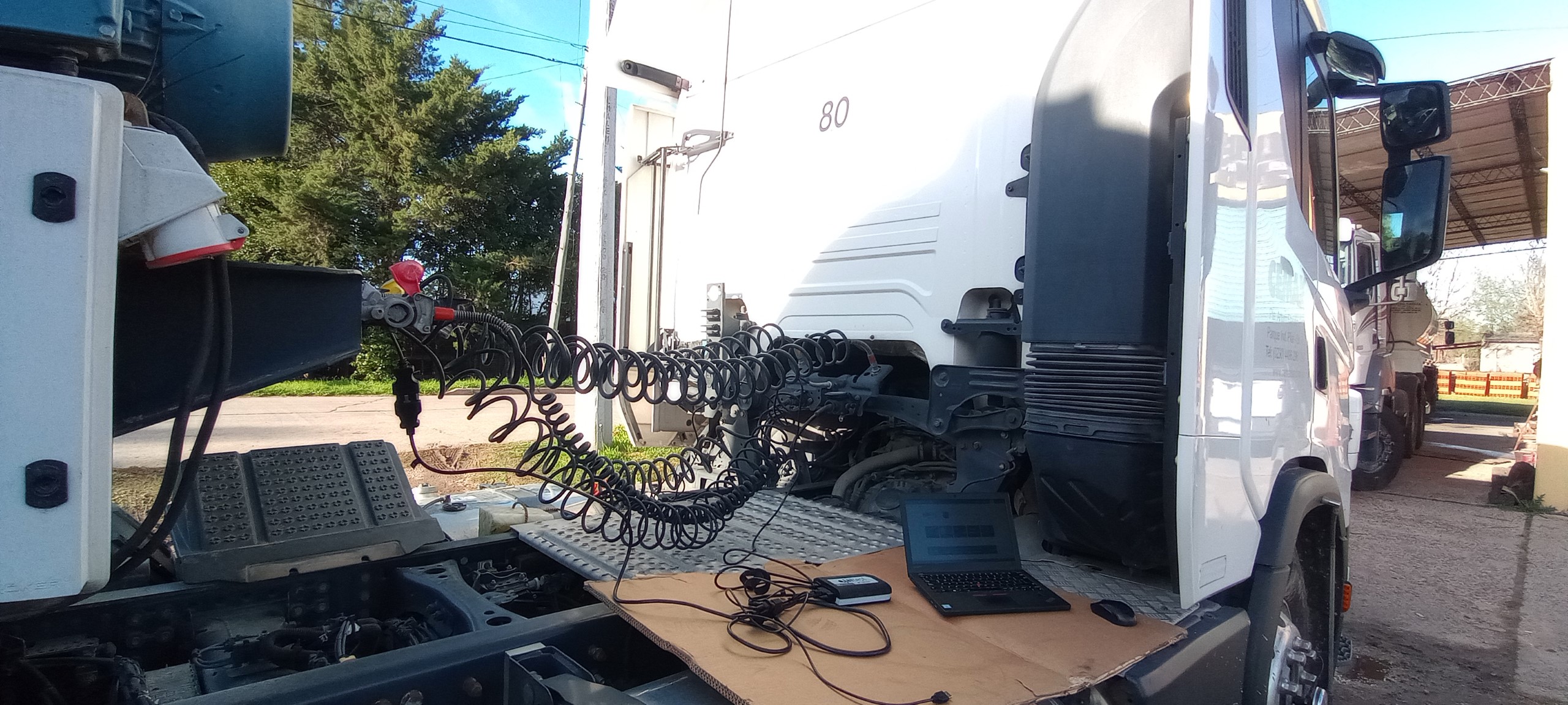 Diagnóstico con notebook en cabina de camión