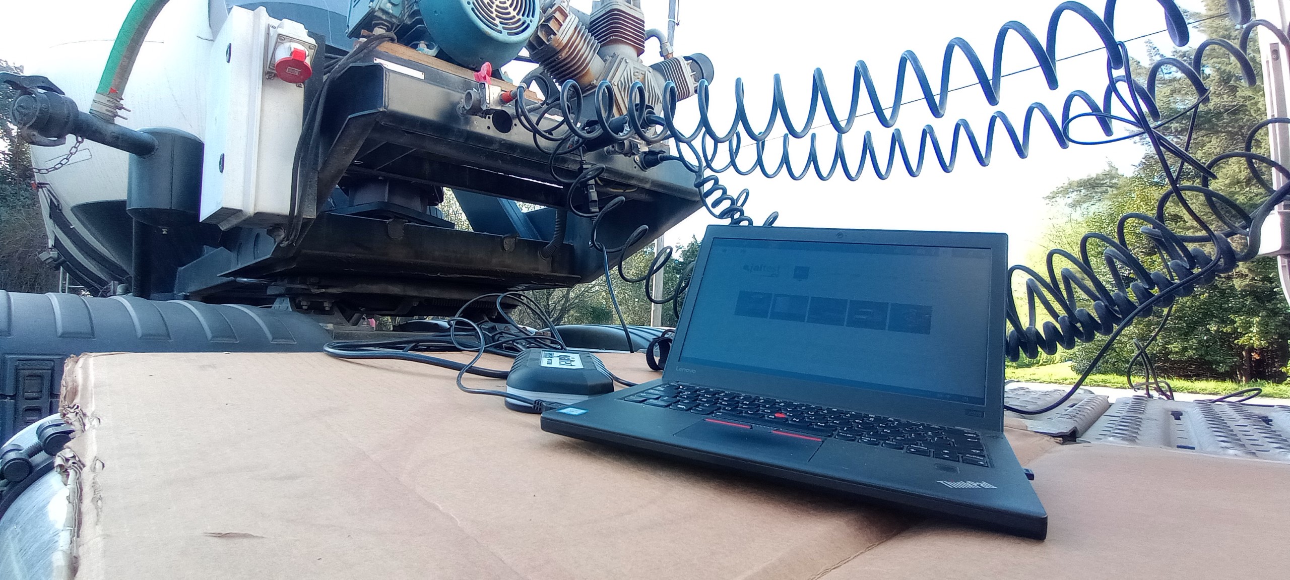 Diagnóstico avanzado en semirremolque con notebook